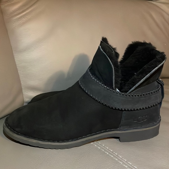 UGG ROMELY SHORT BUCKLE BOTTIES. - Picture 2 of 8